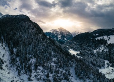 Kışın dağ manzarası, ortasında Alpler...