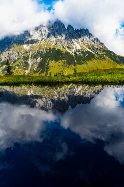 Vista Panorámica Montaña Con Lago Verano — Foto de Stock