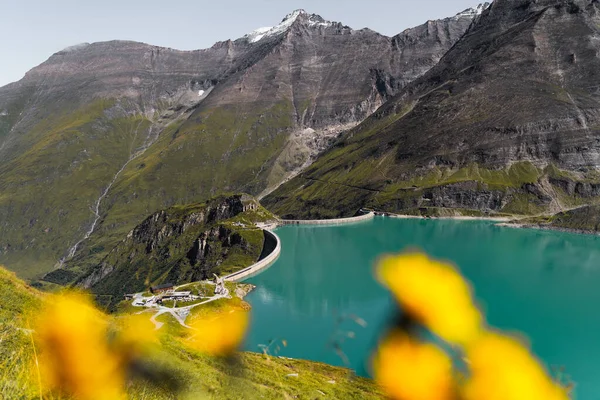 Vista Panorâmica Montanha Com Lago Verão Fotos De Bancos De Imagens