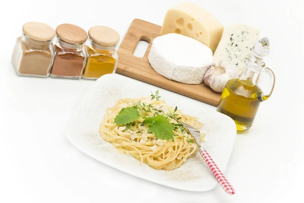 makarna yemek ve accompaniments