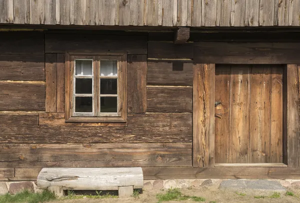 Eski ahşap kulübe