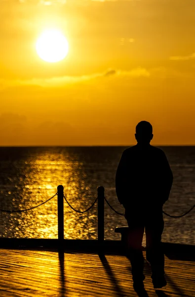 Mann im Sonnenaufgang lizenzfreie Stockfotos