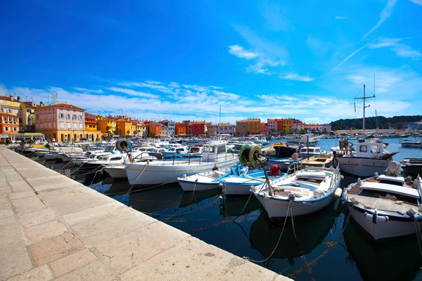 Tekneler eski Istrian şehir, Hırvatistan. — Stok fotoğraf