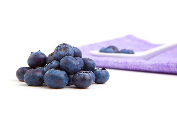 新鲜蓝莓与瓷汤匙和餐巾来。 — 图库照片