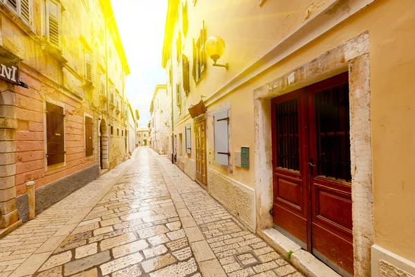 Úzká ulice ve městě rovinj, Chorvatsko — Stock fotografie