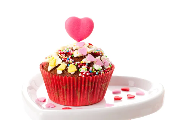 Cupcake üst, kalp şeker ile üzerine beyaz izole — Stok fotoğraf