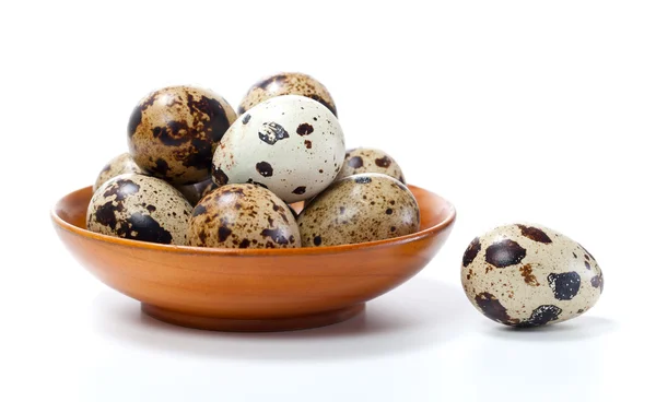 Quail eggs in bowl, isolated on white background. — Stock Photo, Image
