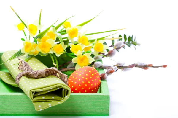 Huevo de Pascua con servilleta, en bandeja para el desayuno. aislado sobre fondo blanco . — Foto de Stock