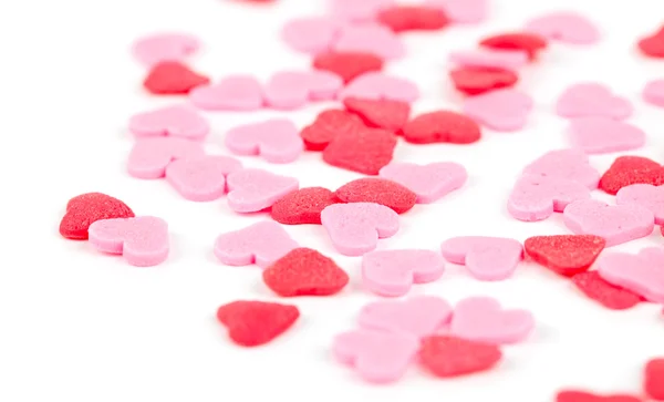 Pembe ve kırmızı kalpler - beyaz arka plan üzerinde izole kek, Dekorasyon — Stok fotoğraf