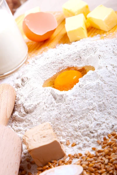 Mjöl och ägg, smör, ingredienser för bakning. — Stockfoto