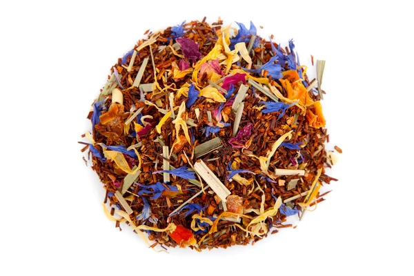 Красный чай с лепестками цветов — стоковое фото