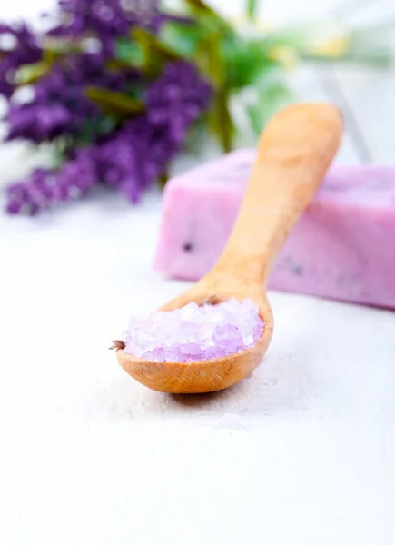 Lavendel badzout op houten lepel — Stockfoto