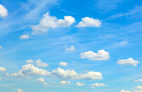 Blauwe lucht achtergrond met witte wolken — Stockfoto