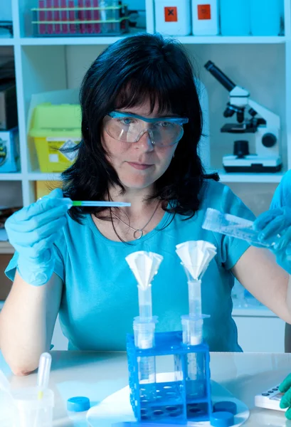 Vrouwelijke wetenschapper maken maxiprep in het lab — Stockfoto