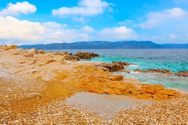 Foto des istrischen Teils der adriatischen Küste, mit blauem Himmel — Stockfoto