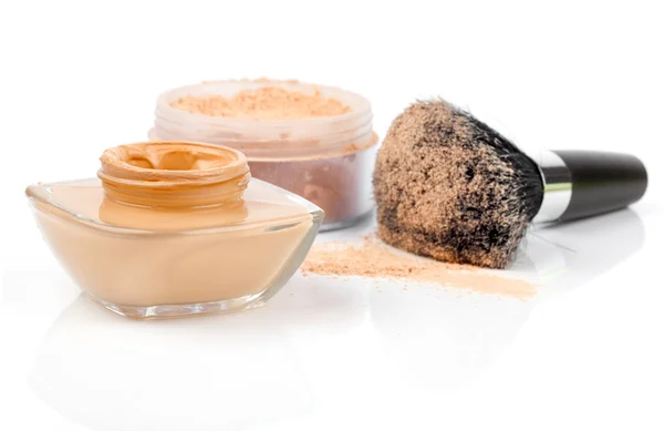 Make-up Puder auf weißem Hintergrund — Stockfoto