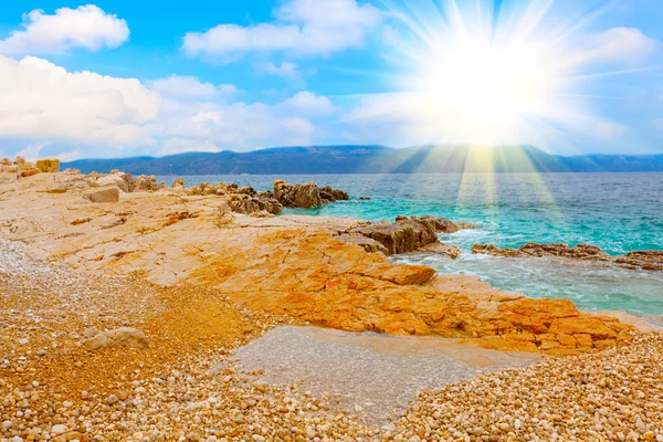 Foto van het Istrische deel van de Adriatische kust, met blauwe hemel — Stockfoto