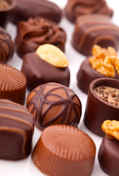 Deliziose praline al cioccolato, su sfondo bianco — Foto Stock