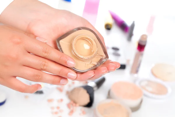 Maquillaje en polvo sobre fondo blanco — Foto de Stock