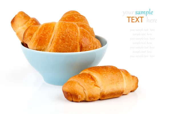 Croissant frais et savoureux, sur fond blanc — Photo