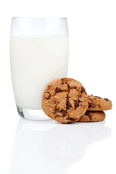 Vaso de leche y galletas aisladas en blanco — Foto de Stock