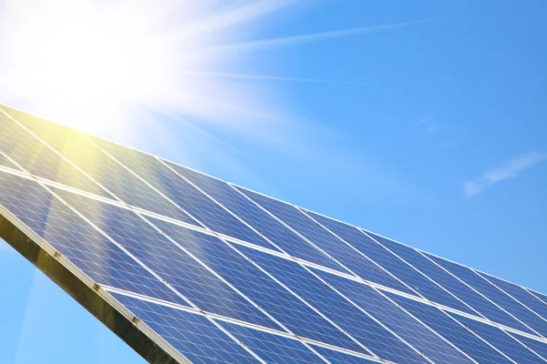 güneş paneli ile güneş mavi gökyüzü