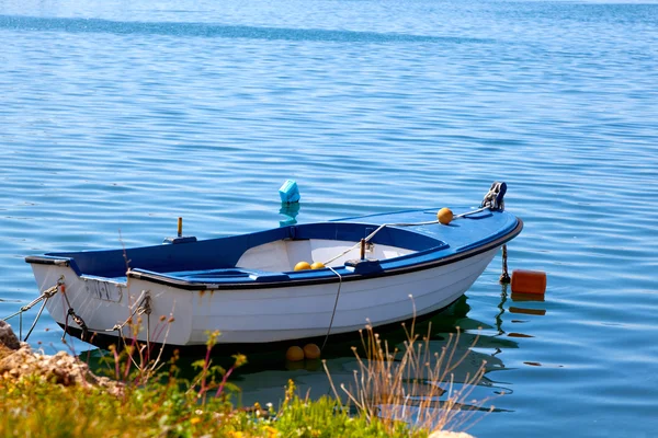 Jeden rybářský člun plovoucí na vodě — Stock fotografie