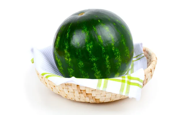 Świeży zielony arbuza w koszyku słomy, na białym tle — Zdjęcie stockowe