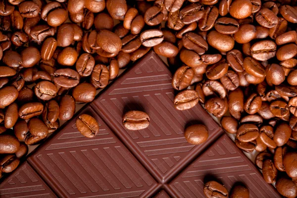 Chocolate con granos de café, textura de fondo —  Fotos de Stock