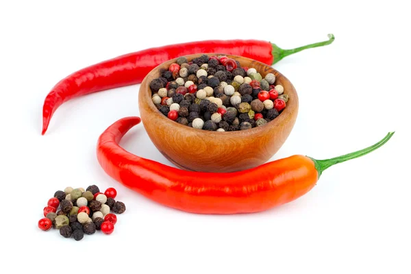 Pimenta vermelha e mistura de pimentas coloridas, isoladas nas costas brancas — Fotografia de Stock