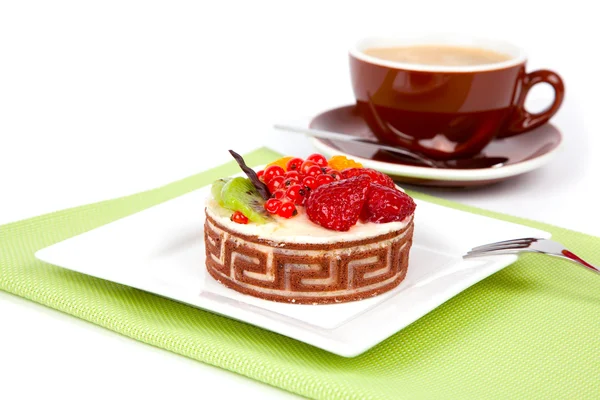 De cake van het fruit van de lage-calorie met kopje koffie, op witte achtergrond — Stockfoto