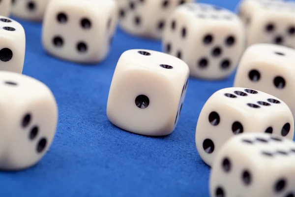 Hazardní hry kostky na modrém pozadí — Stock fotografie