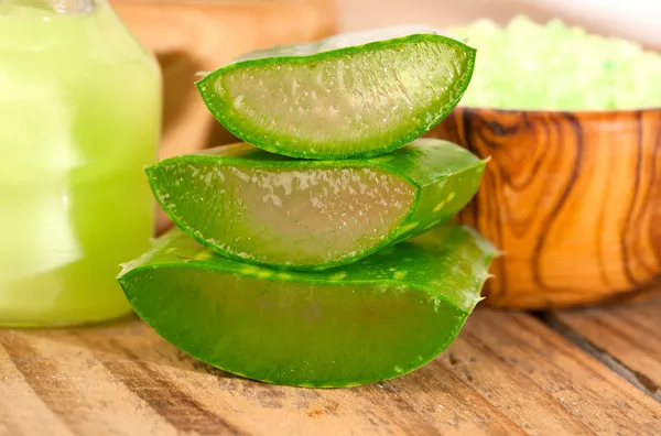 ahşap zemin üzerinde aloe vera taze yaprak