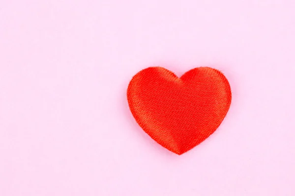 Červené srdce na růžovém pozadí — Stock fotografie