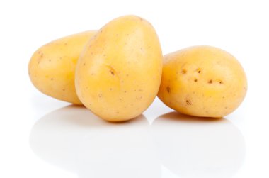 Beyaz arkaplanda izole edilmiş yeni patates