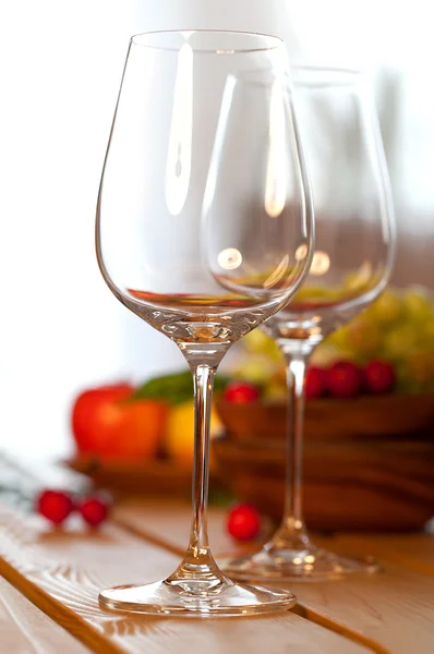 Masada iki kadeh şarap var. — Stok fotoğraf