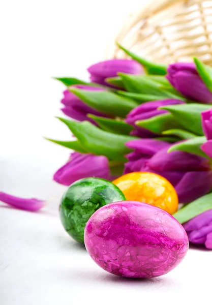 Huevos de Pascua y tulipanes — Foto de Stock