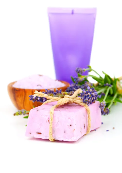 Jabón de lavanda y flor de lavanda, aislados sobre fondo blanco — Foto de Stock