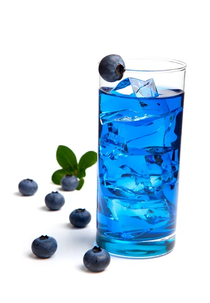 蓝莓果汁、 鸡尾酒加冰，孤立在艾菲尔铁塔的白色背景上 — 图库照片