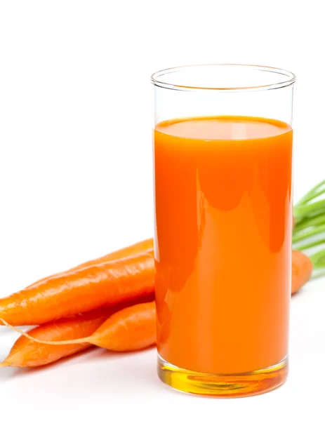Karottensaft und frische Karotten, isoliert auf weißem Hintergrund — Stockfoto