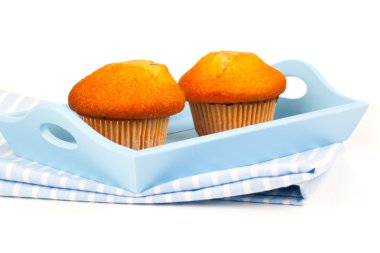 Kahvaltı için bir tepsi kekleri. Beyaz arka plan üzerinde izole.