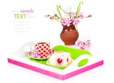 kahve fincanı, Kahvaltı için bir tepsi ile Ahududu cake.