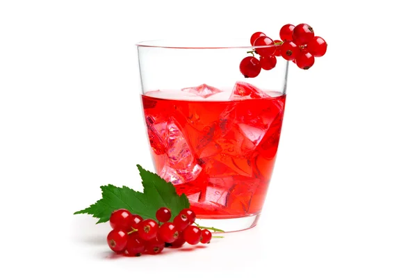 Beeren-Cocktail mit Eis und Beeren, isoliert auf weißem Hintergrund — Stockfoto