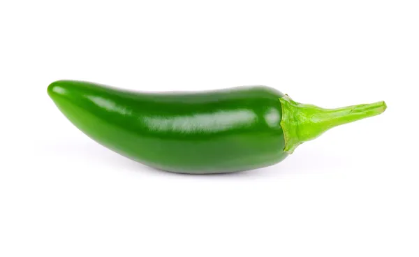 Зеленый перец халапеньо, выделенный на белом — стоковое фото