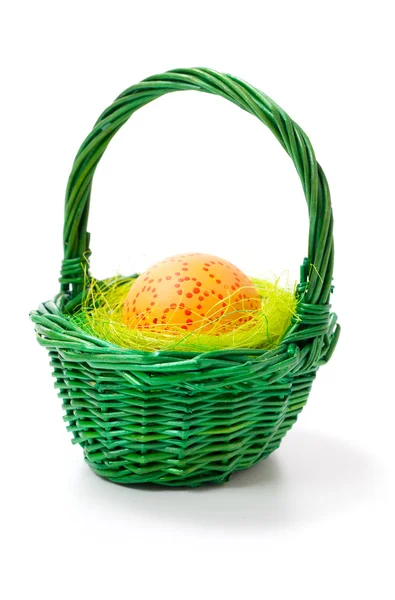 Painted easter eggs in basket, isolated on white background. — Stock Photo, Image