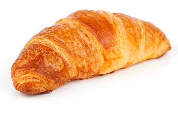 Fris en smakelijk croissant over witte achtergrond — Stockfoto