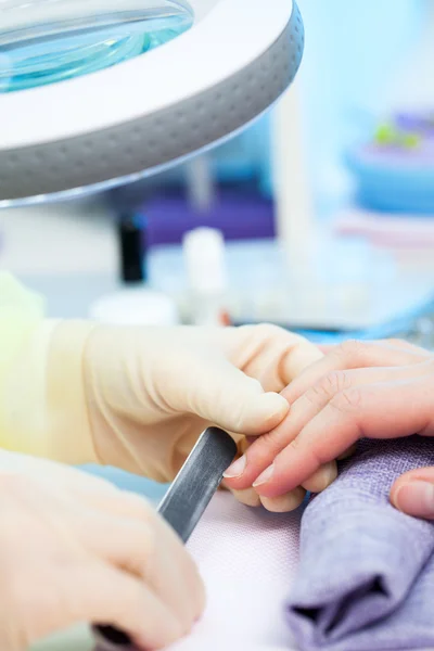 Manicure. Cuidado de dedos de mãos, limpeza, cobrindo um verniz — Fotografia de Stock
