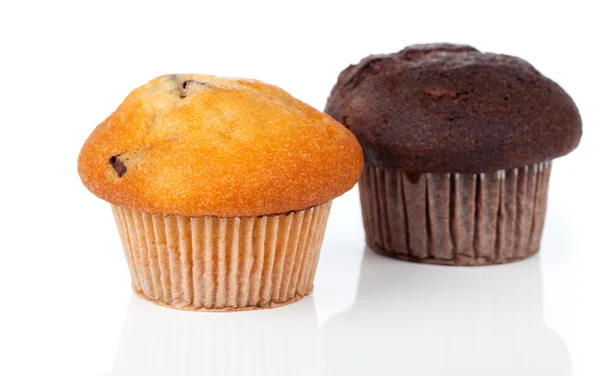 Twee muffins, geïsoleerd op witte achtergrond — Stockfoto