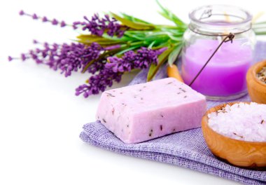 Lavanta sabunu, banyo tuzu ve beyaz arka plan üzerinde izole mum