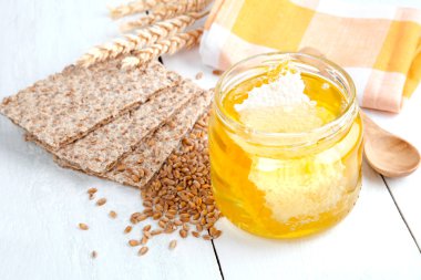 crispbread ve buğday tahıl ile bal